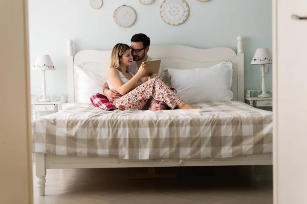 Jeune Couple Attrayant Utilisant Une Tablette Numérique Dans Chambre — Photo