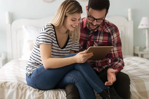 Jong Aantrekkelijk Stel Met Behulp Van Digitale Tablet Slaapkamer — Stockfoto