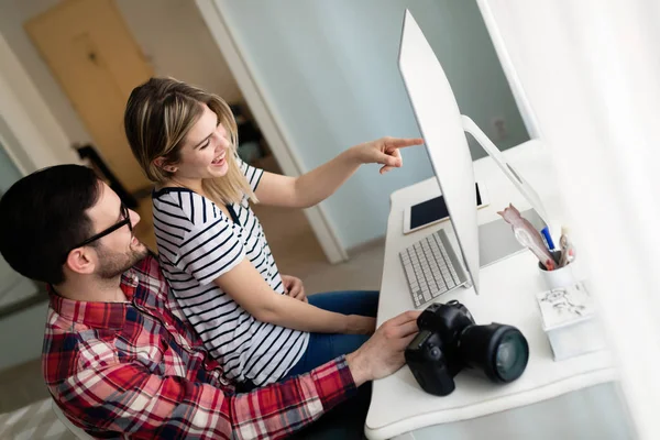 Jovens Designers Atraentes Trabalhando Juntos Partir Sua Casa — Fotografia de Stock