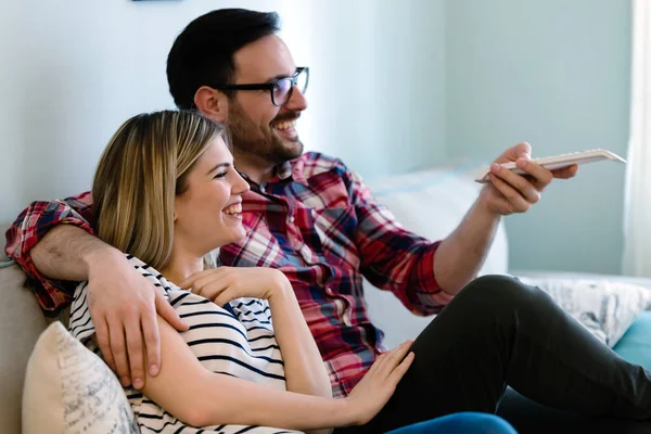 彼らの家でテレビを見て幸せな若いカップル — ストック写真