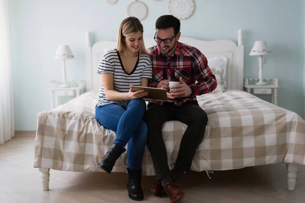 Junges Attraktives Paar Nutzt Digitales Tablet Schlafzimmer — Stockfoto