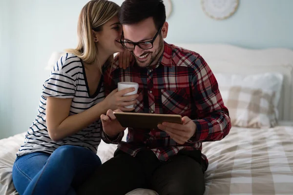 Junges Attraktives Paar Nutzt Digitales Tablet Schlafzimmer — Stockfoto