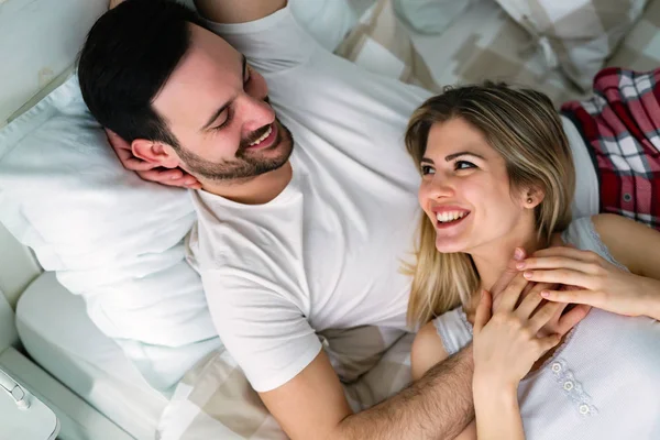 Jovem Casal Feliz Atraente Ter Tempo Romântico Cama — Fotografia de Stock