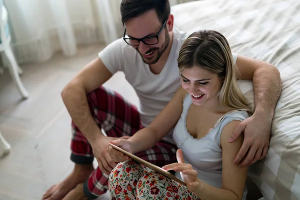Junges Attraktives Paar Nutzt Digitales Tablet Schlafzimmer — Stockfoto