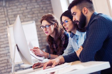 Resim birlikte modern ofisinde çalışan mimarlar