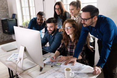 Resim birlikte modern ofisinde çalışan mimarlar