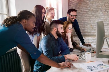 Resim birlikte modern ofisinde çalışan mimarlar