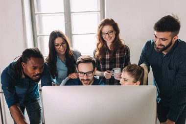 Resim birlikte modern ofisinde çalışan mimarlar