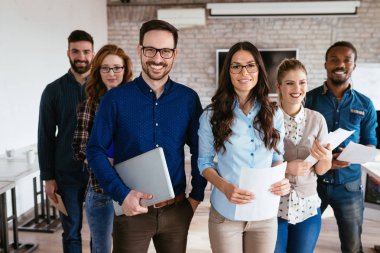 Ofislerinde poz başarılı genç Mimarlar grubu