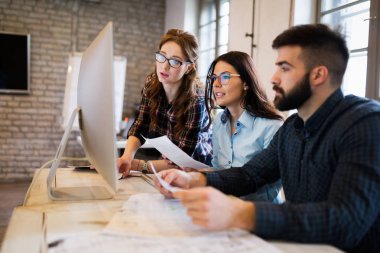 Resim birlikte modern ofisinde çalışan mimarlar