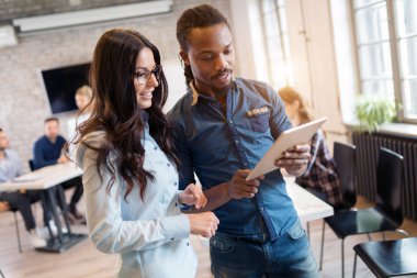 Ofiste tartışan genç çekici Mimarlar portresi