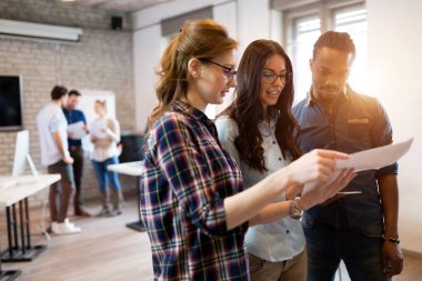 Ofiste tartışan genç çekici Mimarlar portresi