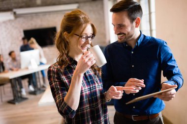 Ofiste tartışan genç çekici Mimarlar portresi