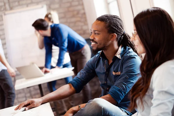 Imagen Arquitectos Trabajando Juntos Una Oficina Moderna — Foto de Stock