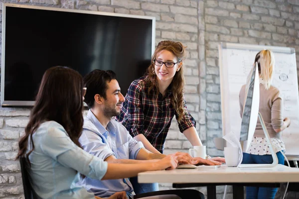 Immagine Architetti Che Lavorano Insieme Ufficio Moderno — Foto Stock