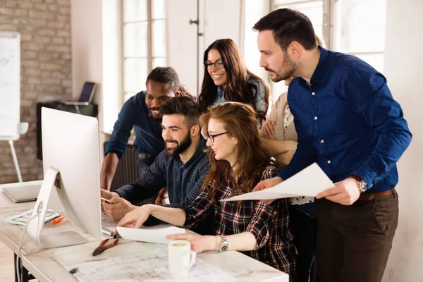 Giovani Architetti Che Lavorano Insieme Progetto Ufficio — Foto Stock