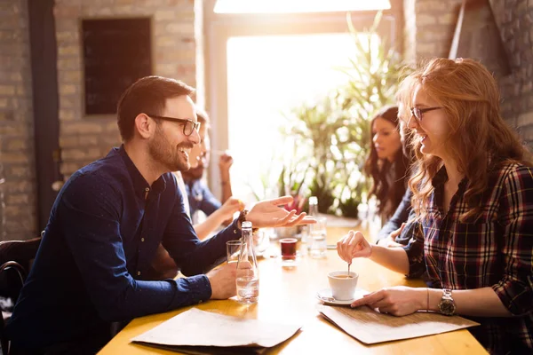 Happy Young Friends Hangout Together Coffee Shop — Stock Photo, Image