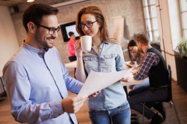 Modern ofiste birlikte tartışmaya genç çekici mimarlar