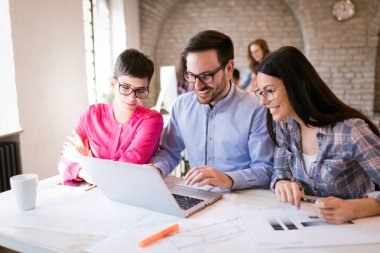 Ofiste tartışan genç çekici Mimarlar resmini