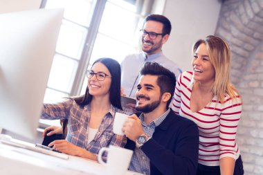 Ofiste tartışan genç çekici Mimarlar resmini