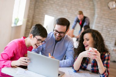 Ofiste tartışan genç çekici Mimarlar resmini