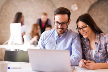 Ofiste tartışan genç çekici Mimarlar resmini