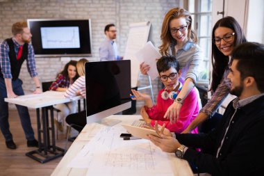 Ofiste tartışan genç çekici Mimarlar resmini