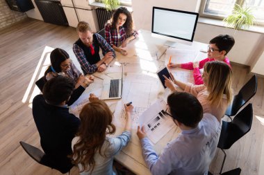 Ofiste tartışan genç çekici Mimarlar resmini