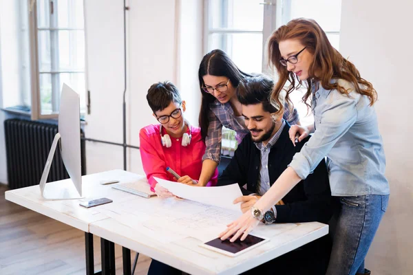 Image Jeunes Architectes Attrayants Discutant Dans Bureau — Photo