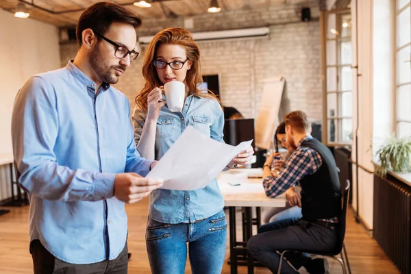 Jóvenes Arquitectos Atractivos Discutiendo Oficina Moderna Juntos — Foto de Stock