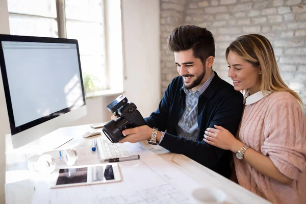 Image Jeunes Architectes Attrayants Discutant Dans Bureau — Photo