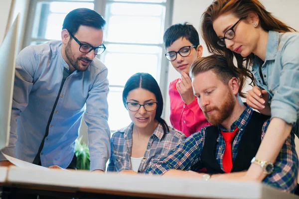 Imagen Jóvenes Arquitectos Atractivos Discutiendo Oficina — Foto de Stock