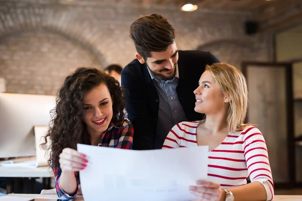 Imagen Jóvenes Arquitectos Atractivos Discutiendo Oficina — Foto de Stock