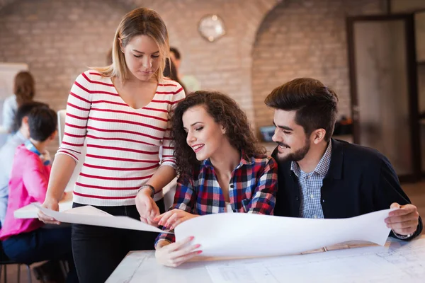 Imagen Jóvenes Arquitectos Atractivos Discutiendo Oficina —  Fotos de Stock