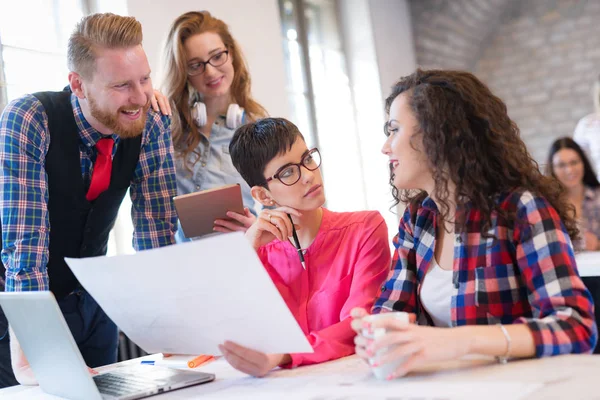 Immagine Giovani Architetti Attraenti Che Discutono Ufficio — Foto Stock