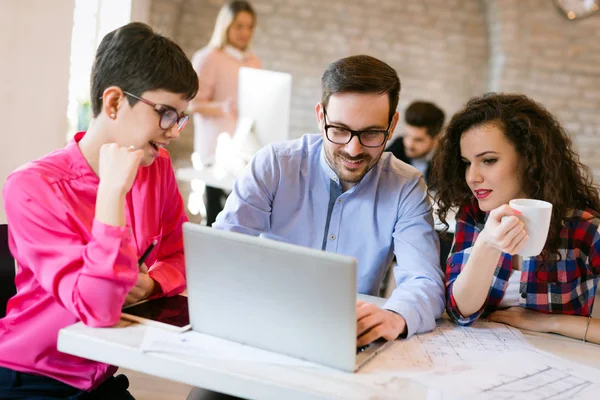 Imagen Jóvenes Arquitectos Atractivos Discutiendo Oficina — Foto de Stock