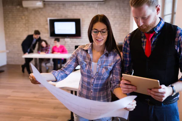 Jóvenes Arquitectos Atractivos Discutiendo Oficina Moderna Juntos — Foto de Stock