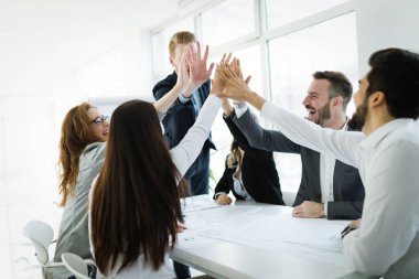 Mutlu profesyonel iş adamları birlikte başarı elde