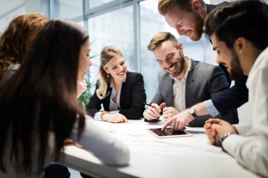 Ofisteki projede işbirliği yapan bir grup iş adamı