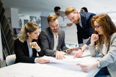 İş adamları konferansı ve toplantı modern ofiste olacak.