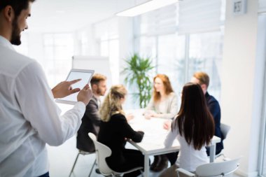 İş adamları iş office projesinde birlikte çalışma grubu