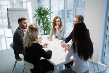 Birlikte bir proje üzerinde çalışırken ve ofiste beyin fırtınası iş adamları