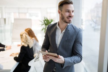 Genç iş adamları modern iş ofiste toplantı akıllı