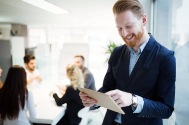 Modern ofiste tablet kullanan mutlu iş arkadaşları