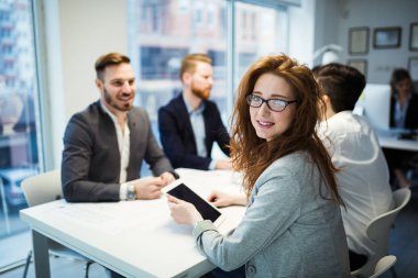 Birlikte modern ofiste çalışan iş muhasebeciler