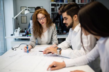 İş bürosunda çalışan iş adamlarının işbirliği ve analizi
