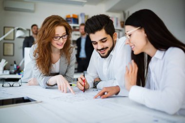 Ofiste iş proje üzerinde yaratıcı profesyonel iş adamları