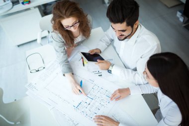 İş adamları iş office projesinde birlikte çalışma grubu