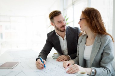Tartışma ofiste sahip perspektif Mimarlar portresi