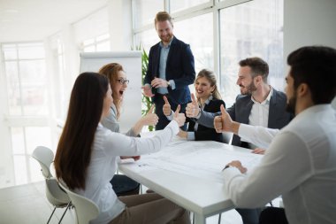 İş adamları iş yerinde eğleniyor ve sohbet ediyorlar.